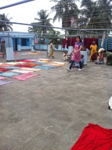 pren dam天台上，印度妇女都忙着把衣物晒在洋灰地上。
